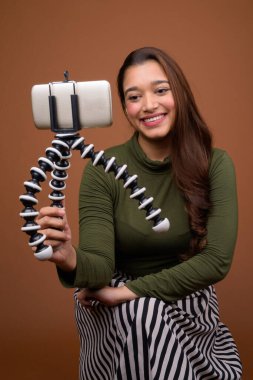 Genç ve güzel Hintli bir kadın cep telefonuyla