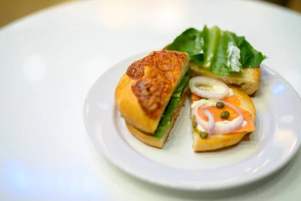 Bagel com salmão defumado e legumes servidos na mesa — Fotografia de Stock