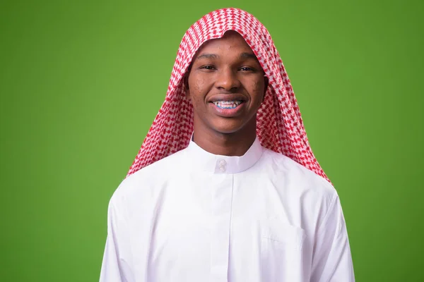 Giovane uomo africano indossa abiti tradizionali musulmani contro gre — Foto Stock
