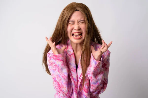 Retrato de mulher de negócios com raiva com peruca gritando e gritando — Fotografia de Stock