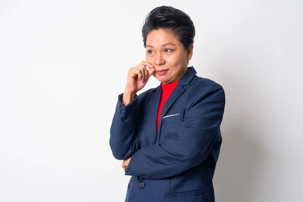 Портрет зрелой азиатской предпринимательницы, думающей и смотрящей вверх — стоковое фото