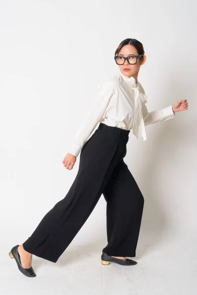 Portrait de femme d'affaires asiatique stressée avec des lunettes fuyant — Photo