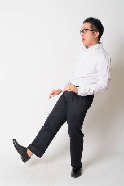 Retrato de estressado jovem empresário asiático com óculos fugindo — Fotografia de Stock