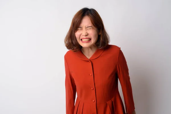 Kızgın Asyalı kadının portresi bağırıyor ve çığlık atıyor. — Stok fotoğraf