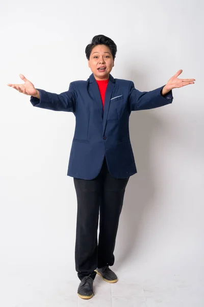 Pukulan tubuh penuh wanita pengusaha Asia dewasa yang bahagia menyajikan sesuatu — Stok Foto