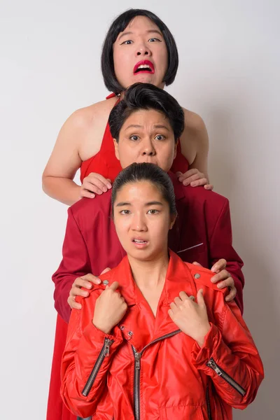 Três amigos asiáticos diversificados alinhando e parecendo assustados juntos — Fotografia de Stock