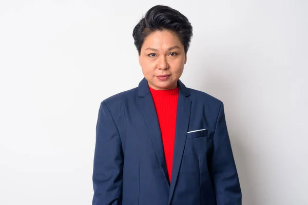 Портрет зрелой азиатской предпринимательницы, смотрящей в камеру — стоковое фото