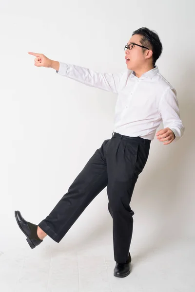 Retrato de estressado jovem empresário asiático com óculos fugindo — Fotografia de Stock