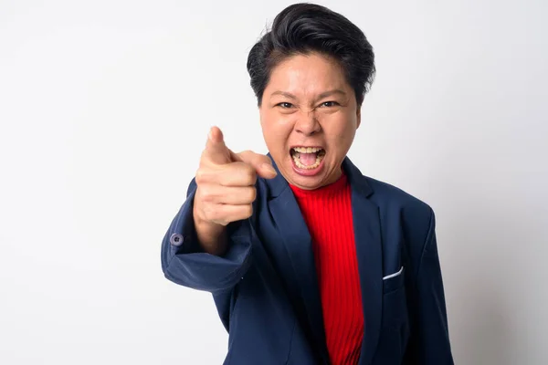 Porträtt av arg mogen asiatisk affärskvinna skriker och pekar på kameran — Stockfoto
