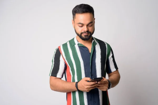 Ritratto di giovane bell'uomo indiano barbuto usando il telefono — Foto Stock