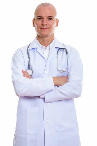 Студийный снимок молодого красивого лысого врача со скрещенными руками — стоковое фото