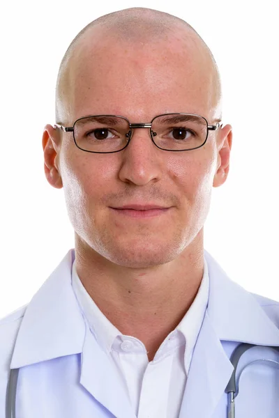 Fiatal, jóképű, kopasz férfi orvos visel szemüveget arca — Stock Fotó