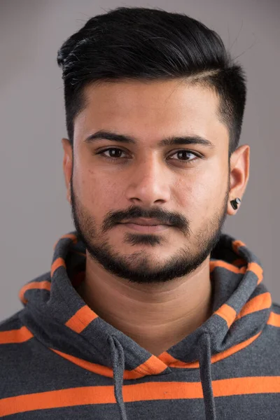 Ansikte av unga stiliga indiska man tittar på kameran — Stockfoto