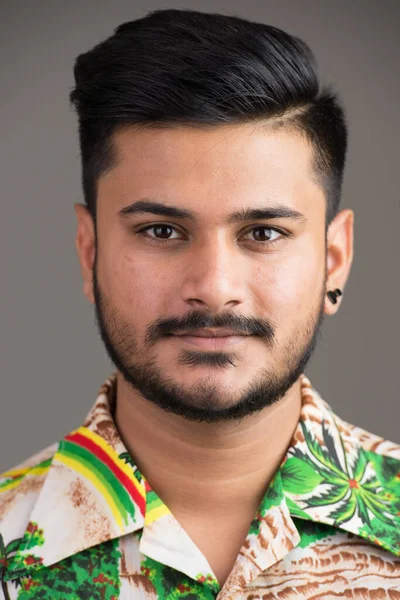 Visage de jeune homme indien beau prêt pour les vacances — Photo