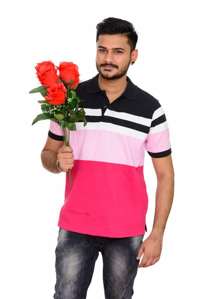 Νεαρός όμορφος Ινδός έτοιμος για την ημέρα του Αγίου Βαλεντίνου κρατώντας τριαντάφυλλο — Φωτογραφία Αρχείου