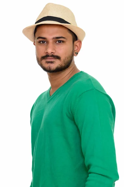 Fiatal jóképű indiai férfi kalapban a kamerába néz — Stock Fotó
