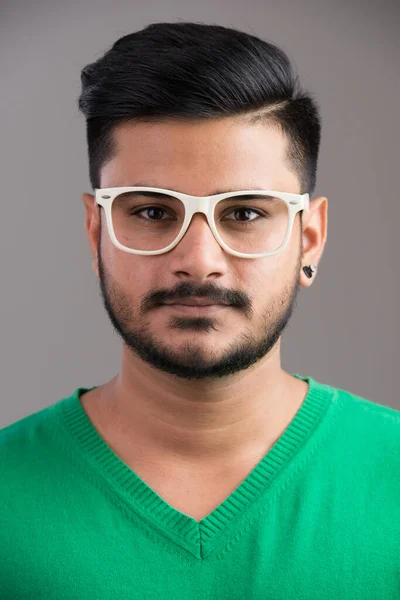 Visage de jeune bel homme indien portant des lunettes — Photo