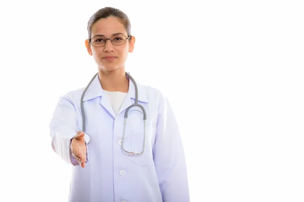 Estúdio tiro de jovem mulher bonita médico dando aperto de mão — Fotografia de Stock