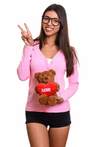 Fiatal, boldog brazil nerd nő mosolyogva, és így a béke jele w — Stock Fotó