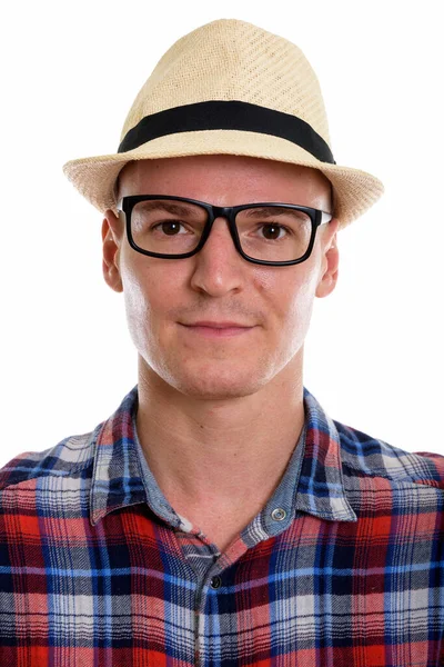 Visage de jeune homme beau portant des lunettes et un chapeau — Photo