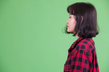 Güzel Asyalı hippi kadının yakın profil görüntüsü