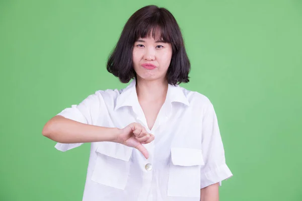Retrato de estressado Asiático empresária dando polegares para baixo — Fotografia de Stock