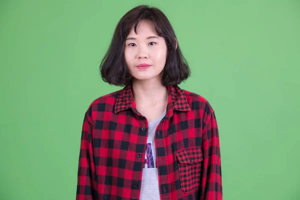 Porträt der schönen asiatischen Hipster-Frau mit kurzen Haaren — Stockfoto