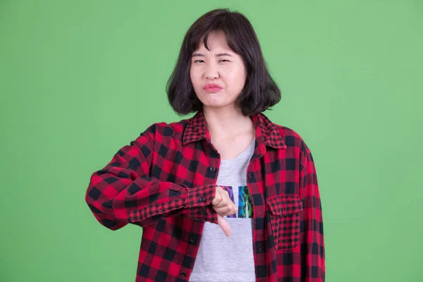 Retrato de mulher hipster asiático estressado dando polegares para baixo — Fotografia de Stock