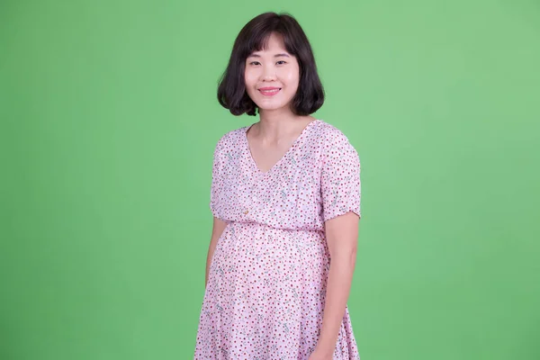 Retrato de feliz bela mulher grávida asiática sorrindo — Fotografia de Stock