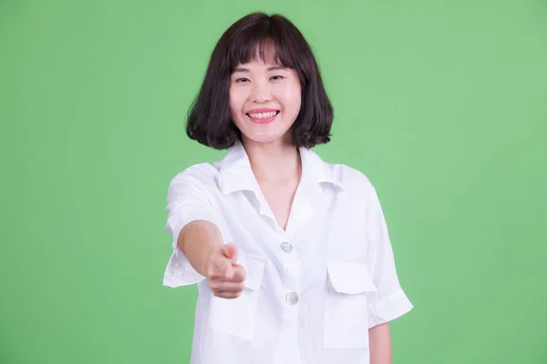 Retrato de feliz bela mulher de negócios asiática apontando para a câmera — Fotografia de Stock