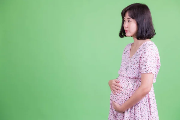 Vedere de profil beautiful Asian gravidă — Fotografie, imagine de stoc