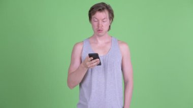 Telefon kullanarak ve kötü haber alma stresli genç adam
