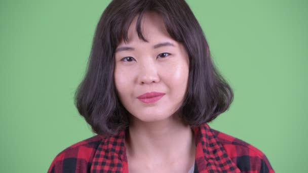 Tvář šťastné asijské hipster žena s úsměvem — Stock video