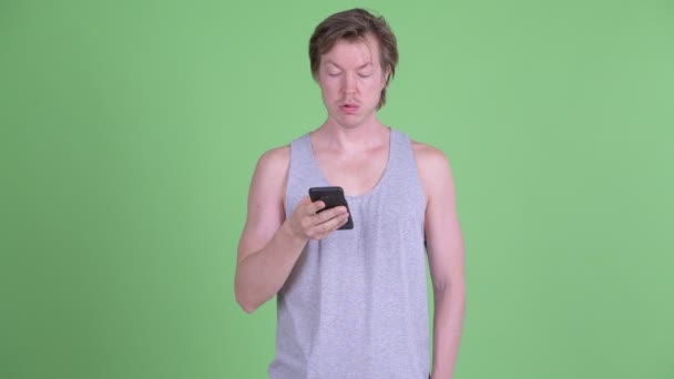 Stressé jeune homme en utilisant le téléphone et obtenir de mauvaises nouvelles — Video