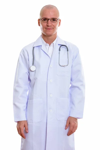 Студійний знімок молодого красивого лисого лікаря, що стоїть, поки ми — стокове фото