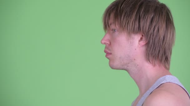 Szoros profilkép fiatal férfi rendetlen haj gondolkodás — Stock videók