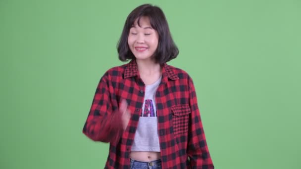 Щаслива азіатська гіпстерка віддає пальцями вгору. — стокове відео
