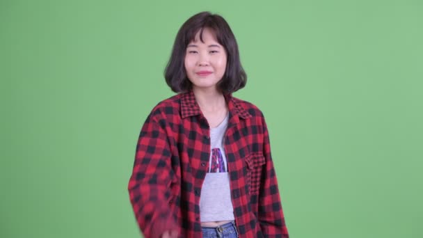Счастливая азиатская хипстерша, пожимающая руку — стоковое видео