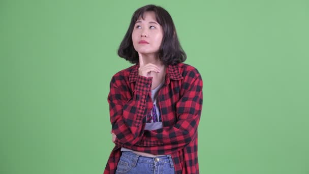 Szczęśliwy Azji hipster kobieta myślenie i patrząc w górę — Wideo stockowe