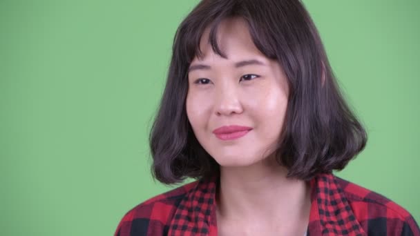 Visage de heureux asiatique hipster femme pensée — Video