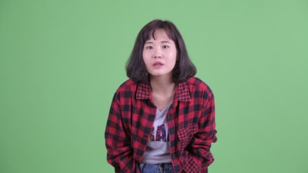 Счастливая азиатская хипстерша получает хорошие новости — стоковое видео