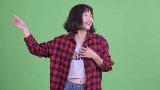 Szczęśliwa azjatycka hipsterka rozgląda się i jest podekscytowana — Wideo stockowe