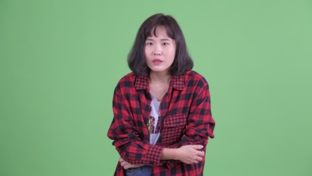 Gestresste asiatische Hipster-Frau bekommt schlechte Nachrichten — Stockvideo