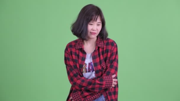 Stressad asiatisk hipster kvinna ser sig omkring och känner äcklad — Stockvideo