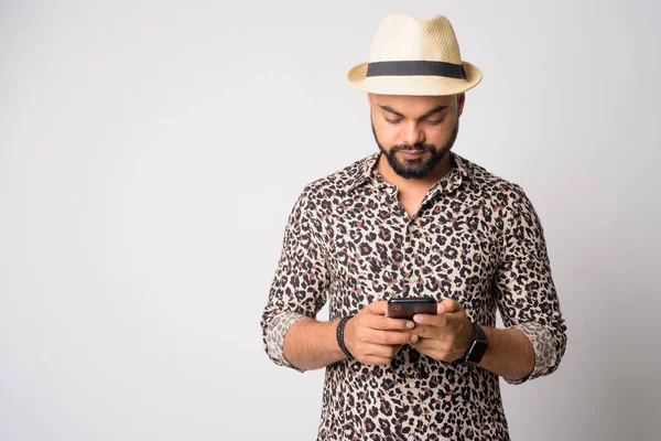 Portrait de jeune homme indien barbu beau utilisant le téléphone — Photo