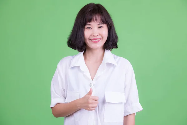 엄지손가락을 내밀고 있는 행복 한 아시아 여성의 사진 — 스톡 사진