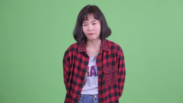 Sorglig asiatisk hipster kvinna pratar och ser deprimerad ut — Stockvideo