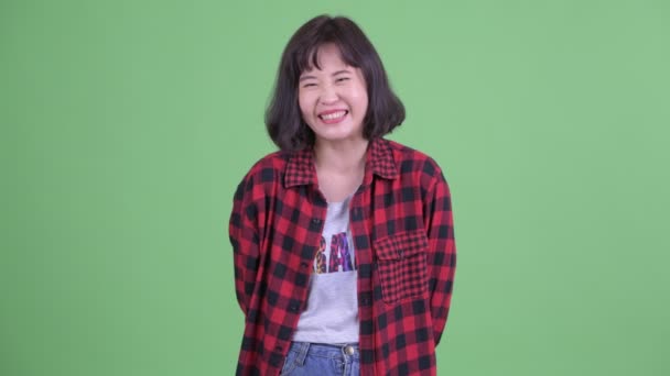 Счастливая азиатская хипстерша проходит собеседование — стоковое видео