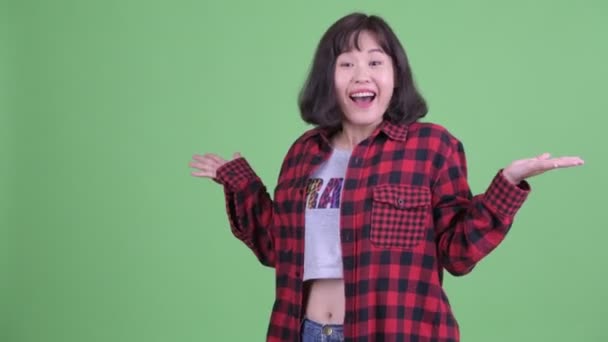 Glad asiatisk hipster kvinna ser förvånad ut — Stockvideo