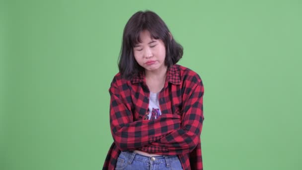Стрессовая азиатская хипстерша выглядит уставшей и скучающей — стоковое видео